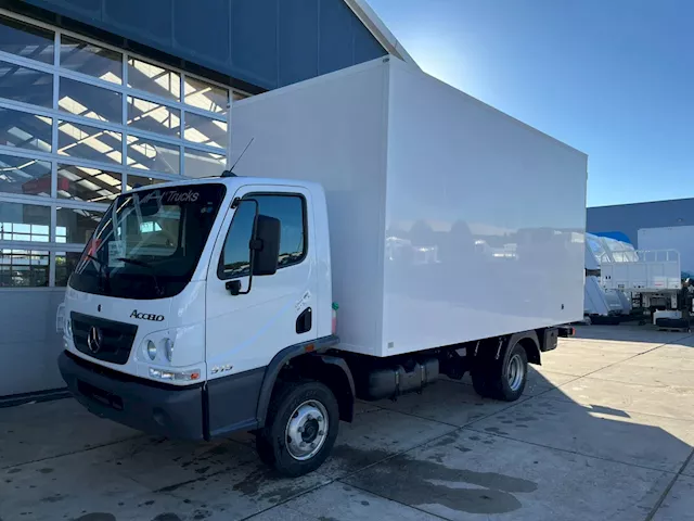 Mercedes-Benz Accelo 915 4x2 Closed cargo truck